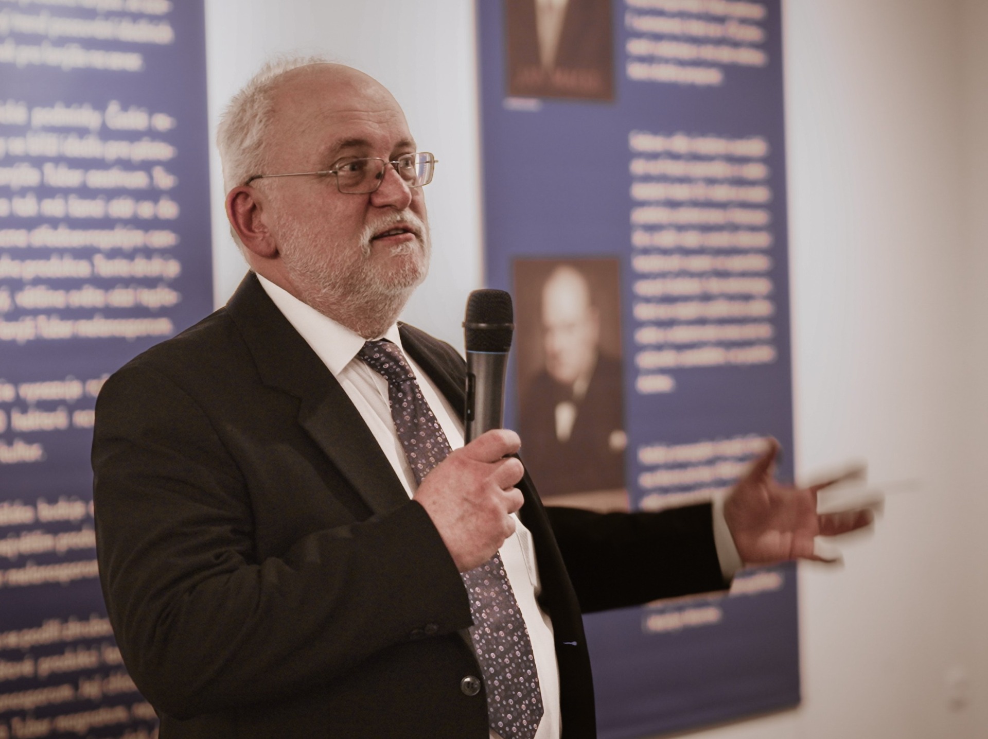 Zástupce Českého lanýže Asociace, prof. RNDr. Milan Gryndler, CSc přednáší o zajímavostech ze světa lanýžů.