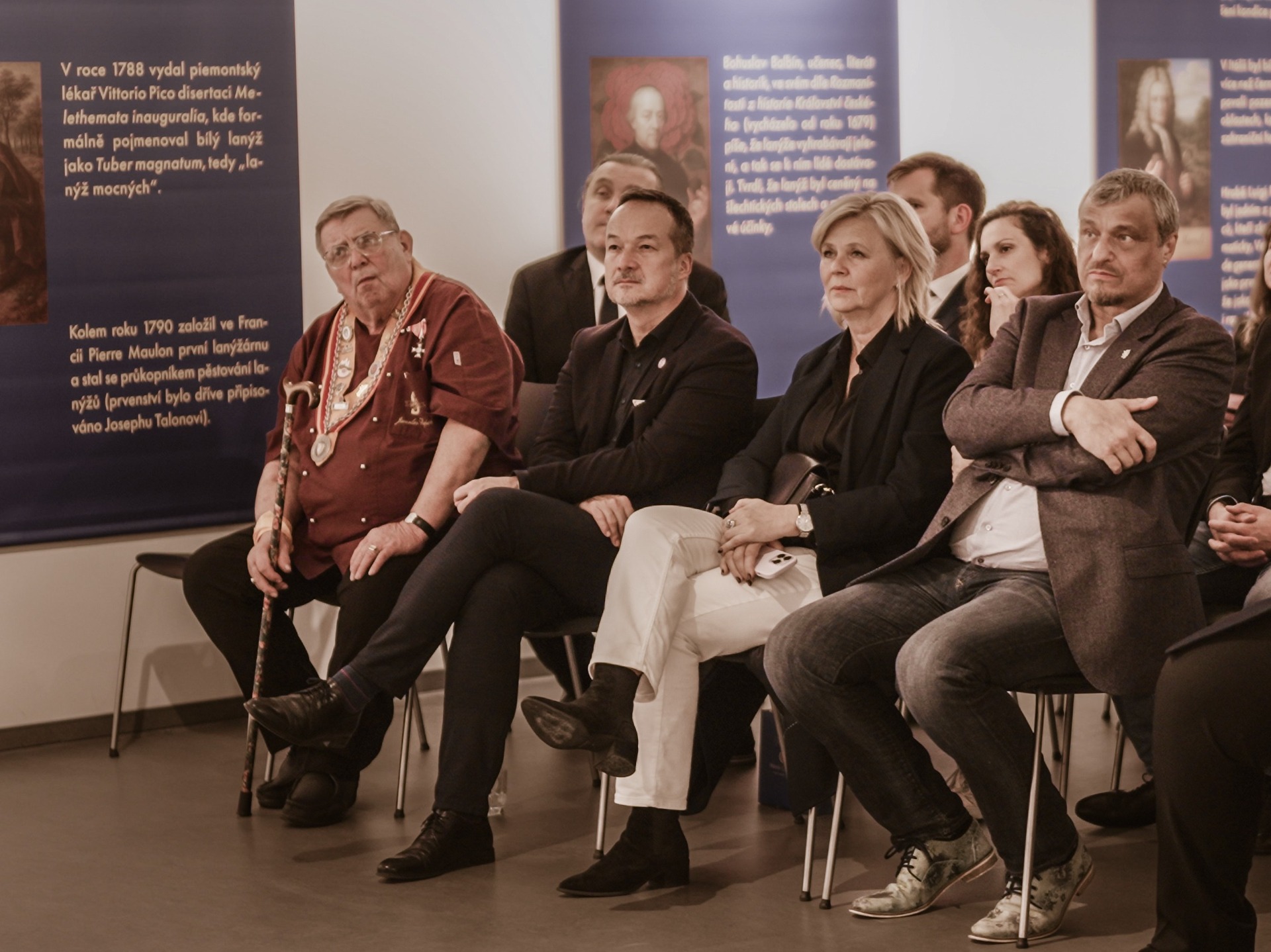 První dáma Eva Pavlová se účastnila i přednášky Českého lanýže Asociace. Po její levici Roman Vaněk, vpravo senátor Mgr. Jan Grulich a šéfkuchař Jaroslav Sapík.