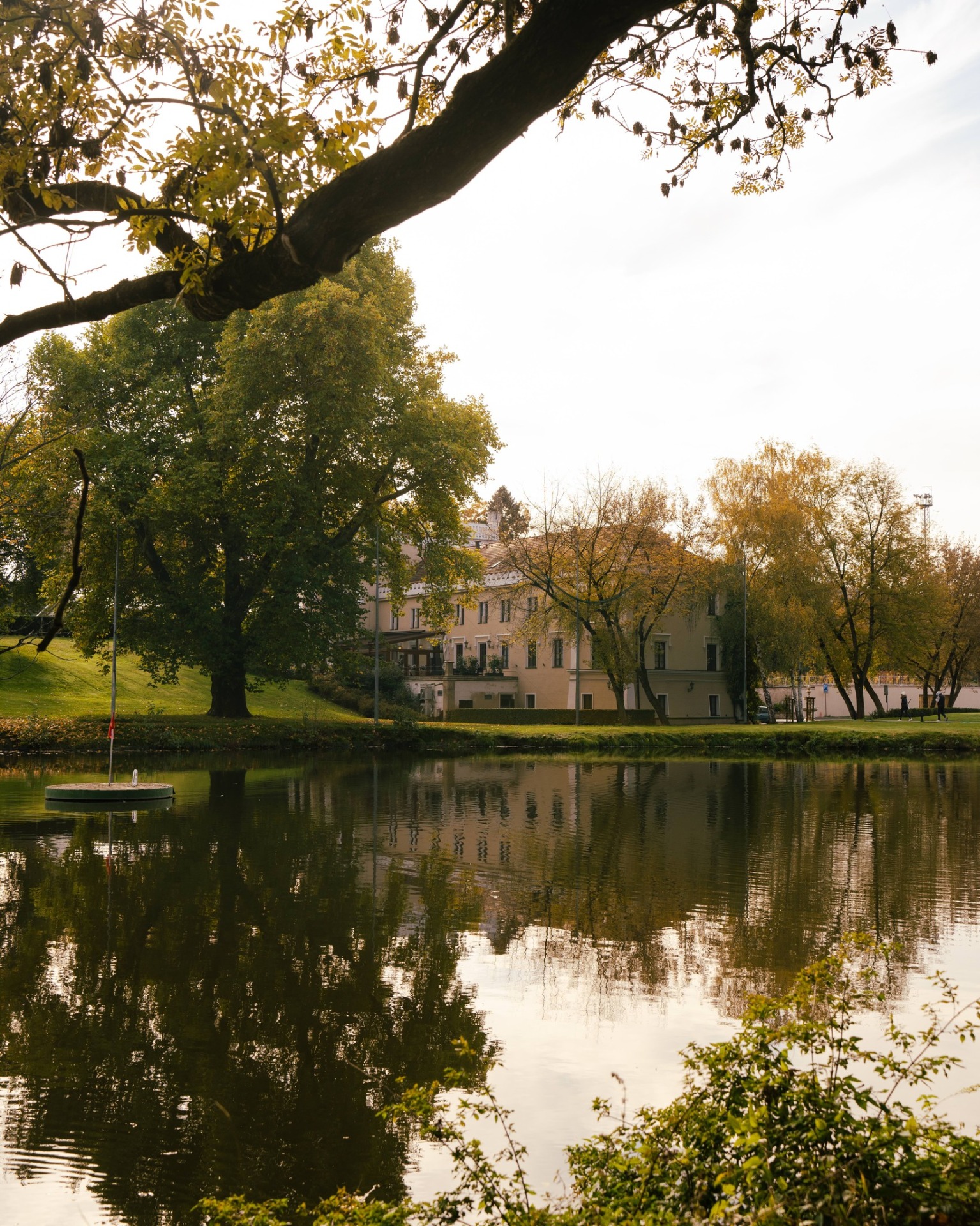 Romantické prostředí novogotického zámečku obklopeného anglickým parkem.